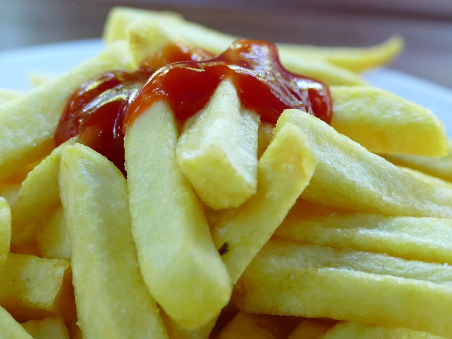 Pommes mit Ketchup aus naechster Naehe