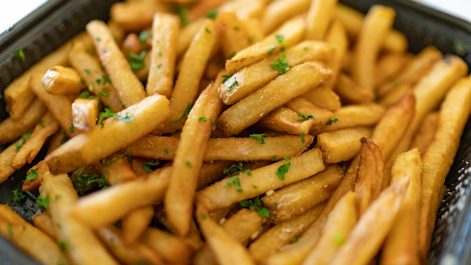 Frisch frittierte Pommes mit Kräutern